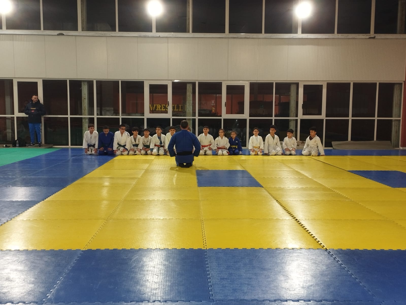 Bambini in cerchio sul tatami