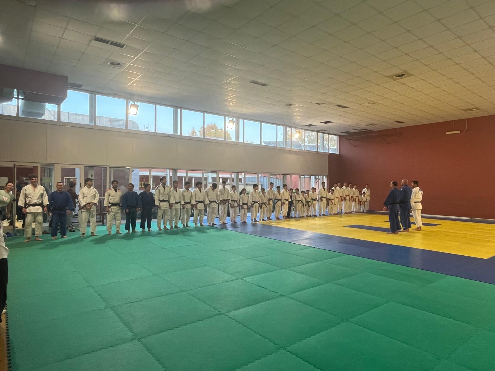 Allievi schierati sul tatami