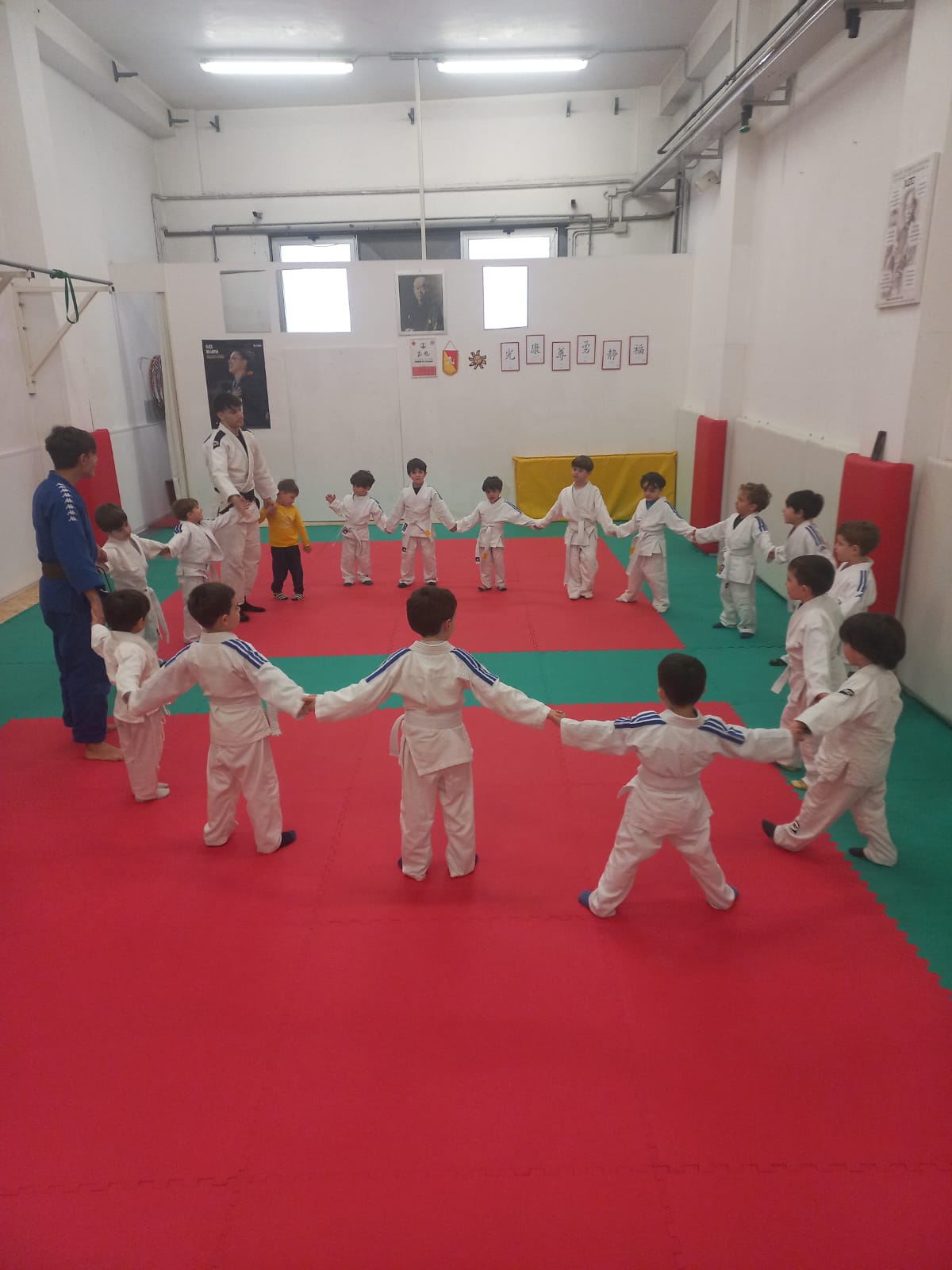 Cerchio di bambini sul tatami, lezione Titania Judo